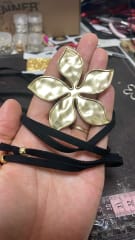 Collar gamuza flor oro