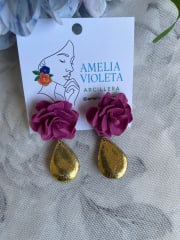 Flor magenta con gota dorada