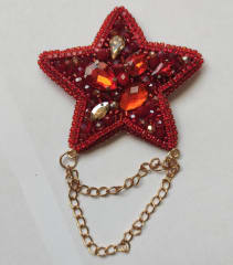 Prendedor estrella roja cadena