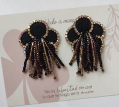 Flor bordada flecos negra