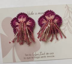 Flor bordada flecos fucsia