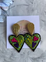 Corazón verde multicolor y colgante dorado