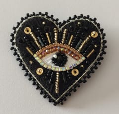 Prendedor Corazón ojito negro