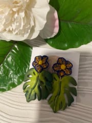 Hoja tropical con flor