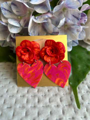 Aros Flor con corazón fucsia naranja