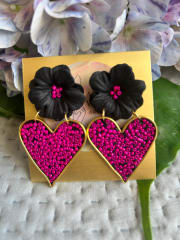 Aros Flor negra con corazón fucsia