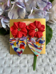 Aros flor roja con corazón multicolor