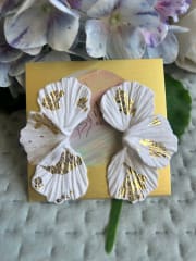 Aros media flor blanca dorada