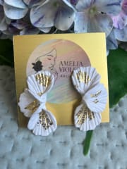 Aros media flor mediano blanca dorada