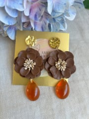 Flor marrón con gota y colgante dorado