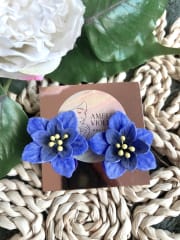 Flor mediana azul pistilo amarillo