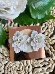 Flor blanca polvo dorado