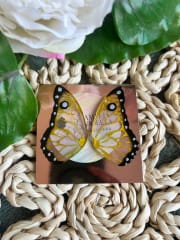 Mariposa de resina negra dorada