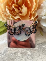 Mariposa en resina naranja negra con argolla