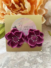 Flor mediana burdeo orilla rosa
