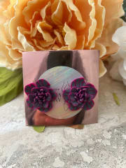 Flor pequeña gris fuccia