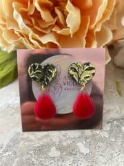 Corazón negro dorado y gota roja