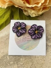 Flor chica violeta y negra