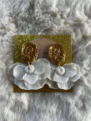 Aros media flor blanco traslúcido colgante dorado