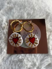 Aros argolla dorada con círculo corazón pintado