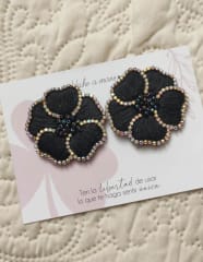 Aros Maxi flor bordada negra