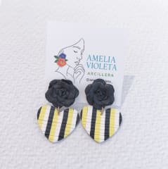 Aros Corazón florido negro amarillo y  blanco