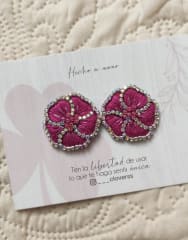 Aros Flor pequeña bordada fucsia
