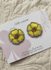 Aros Flor pequeña bordada amarillo