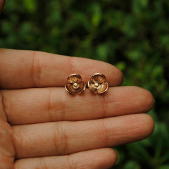 Aros Flores tres pétalos cobre