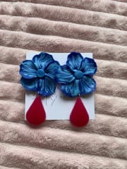 Aros Flor Simple azul y gota fucsia