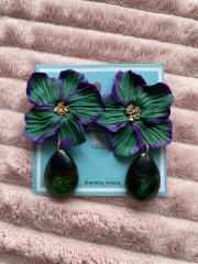 Aros Flor Simple verde esmeralda y gota