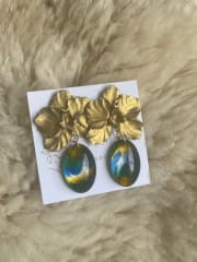 Aros Orquídea dorada con gota de resina