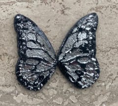 Aros Mariposa Porcelana Resinada de 5 cm negro y plateado