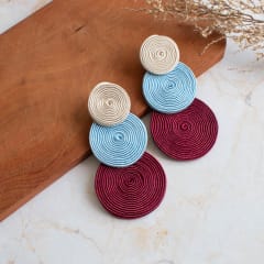 Aros Tres círculos rojo oscuro, celeste y blanco