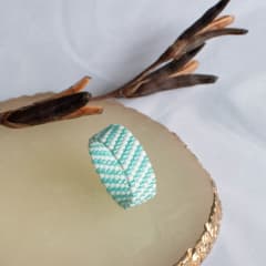 Anillo Líneas diagonal turquesa y blanco