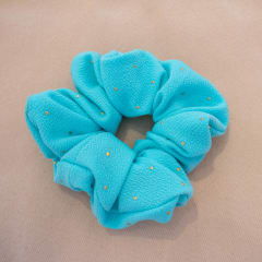 Scrunchie turquesa con puntitos dorados