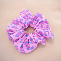Scrunchie rosado y animal print lila