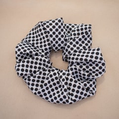 Scrunchie blanco y puntos negros