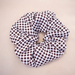 Scrunchie blanco y puntos cafés