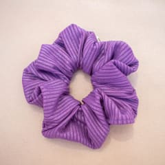 Scrunchie lila oscuro líneas brillantes