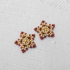 aros Estrellitas burdeo, beige y dorado