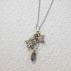 Collar Flor con gota gris