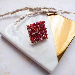 Anillo cuadrado rojo y dorado