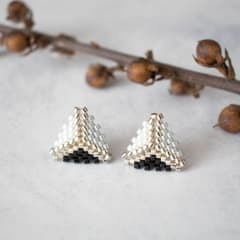 Aros Triángulo miyuki negro, blanco y gris