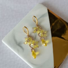 Aros Flor con gota amarillo