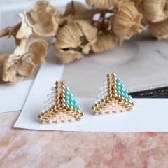 Aros Triángulo miyuki durazno, turquesa y blanco