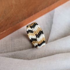 Anillo Chevron negro, dorado y blanco