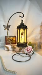 Pedestal y farol vintage negro y dorado