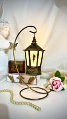 Pedestal y farol hexagonal negro y dorado