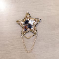 Prendedor estrella cadena dorada